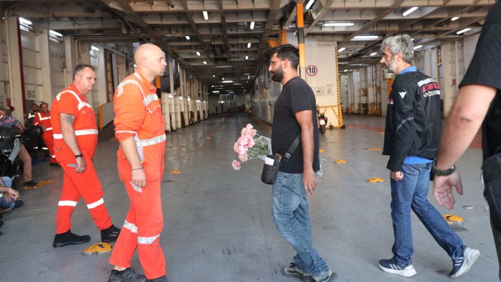 Μέλη του πληρώματος και ναυτεργατικά σωματεία άφησαν λουλούδια για τον 20χρονο ναυτικό του εργατικού δυστυχήματος στο πλοίο «BLUE STAR CHIOS»